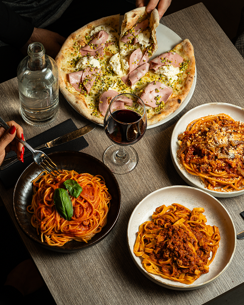 Tavola con piatti e vino